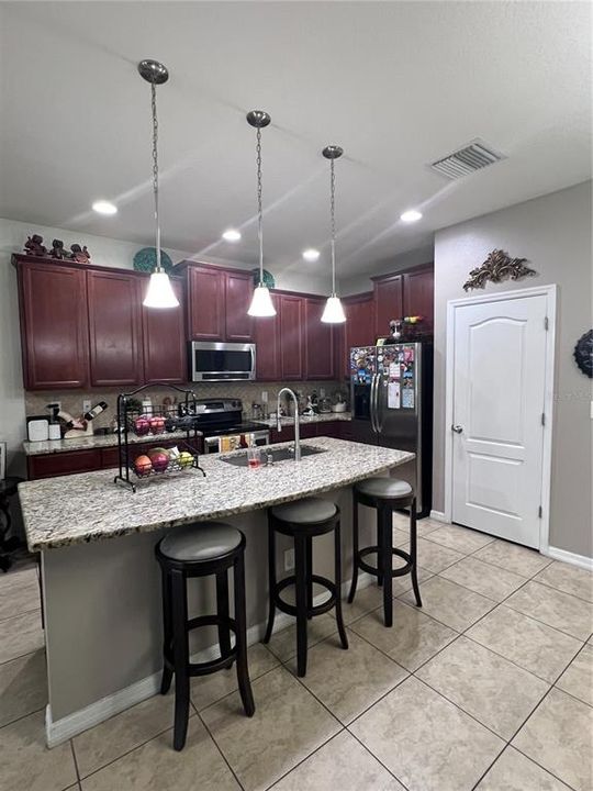 For Rent: $2,250 (3 beds, 2 baths, 1688 Square Feet)