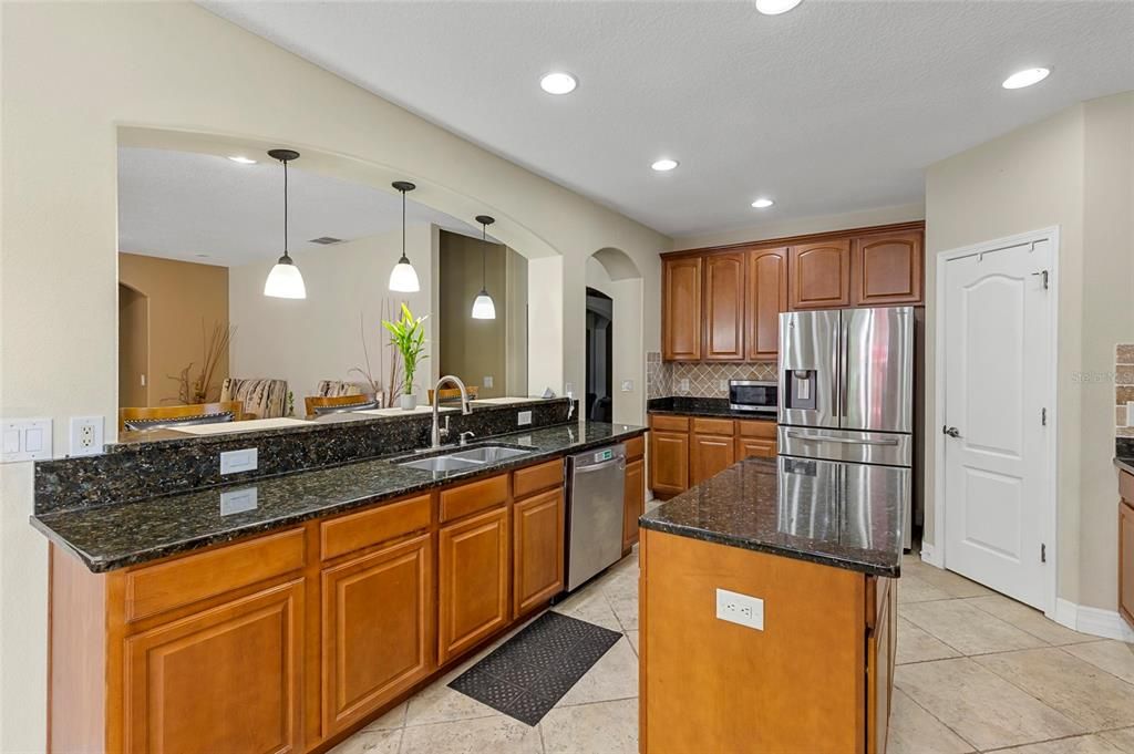 En Venta: $650,000 (5 camas, 3 baños, 3465 Pies cuadrados)