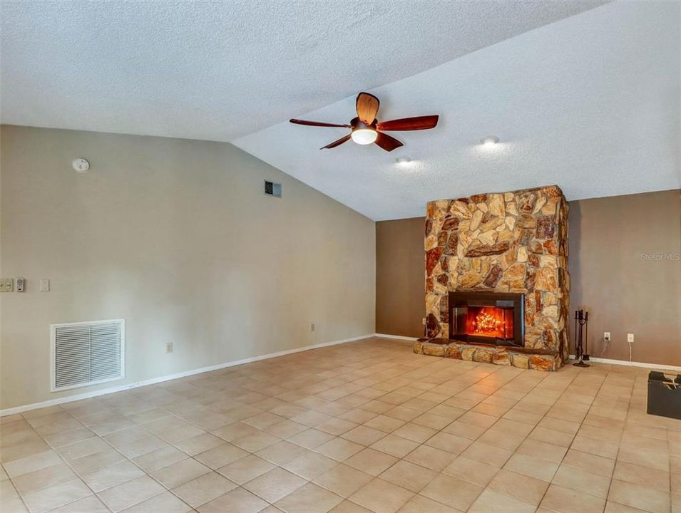 For Sale: $555,000 (4 beds, 2 baths, 1904 Square Feet)