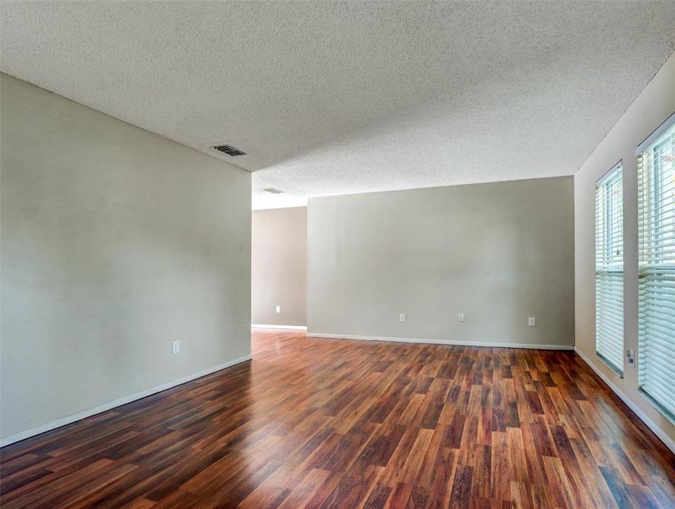 For Sale: $555,000 (4 beds, 2 baths, 1904 Square Feet)