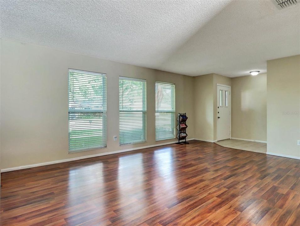 For Sale: $555,000 (4 beds, 2 baths, 1904 Square Feet)