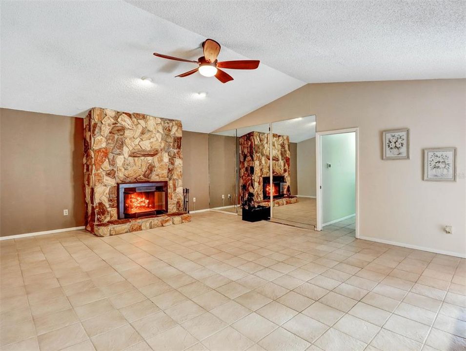 For Sale: $555,000 (4 beds, 2 baths, 1904 Square Feet)