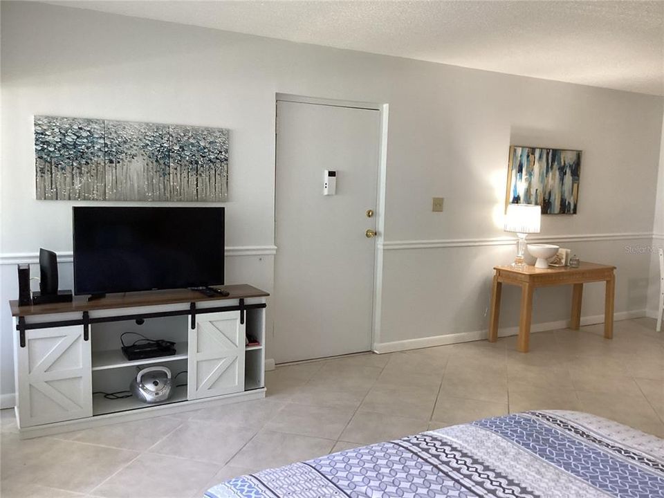 For Rent: $1,200 (1 beds, 1 baths, 530 Square Feet)