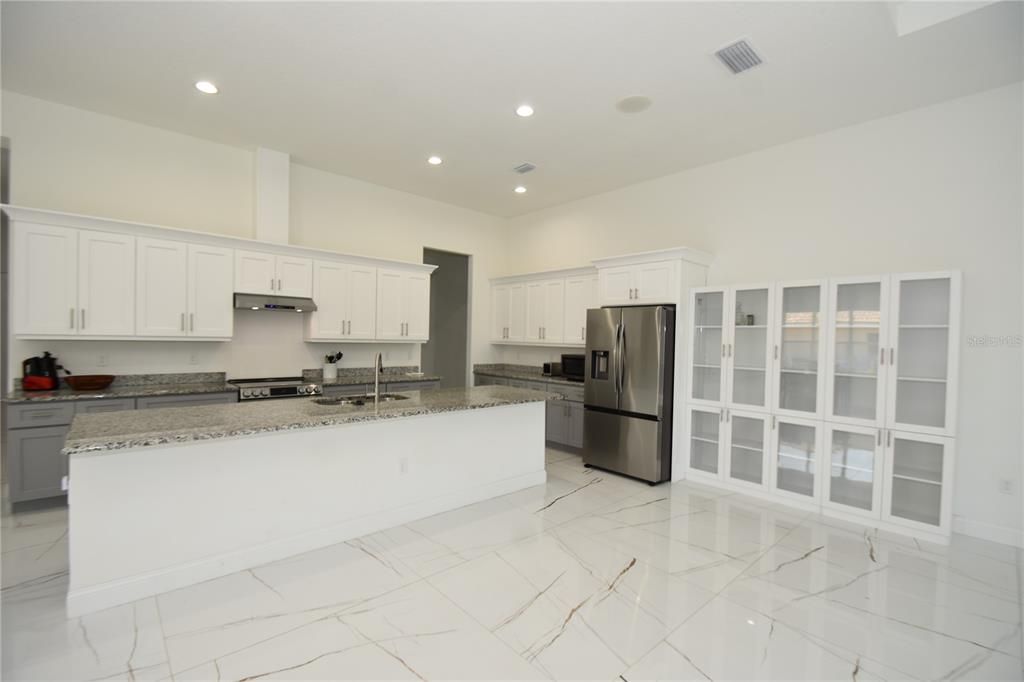 For Rent: $3,700 (5 beds, 3 baths, 2709 Square Feet)