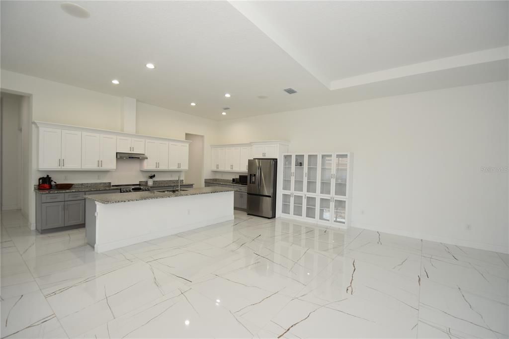For Rent: $3,700 (5 beds, 3 baths, 2709 Square Feet)