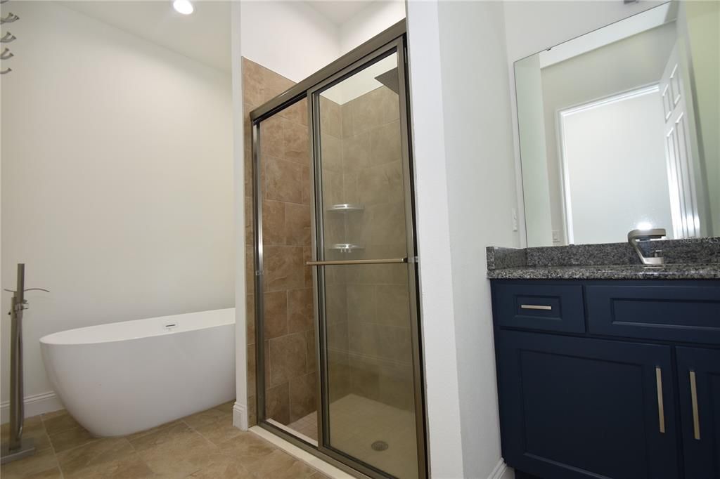 For Rent: $3,700 (5 beds, 3 baths, 2709 Square Feet)