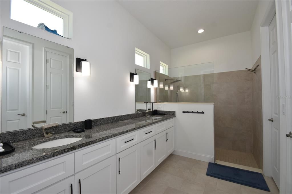 For Rent: $3,700 (5 beds, 3 baths, 2709 Square Feet)