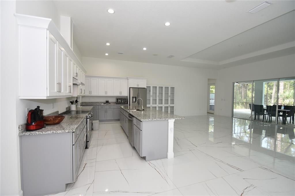 For Rent: $3,700 (5 beds, 3 baths, 2709 Square Feet)