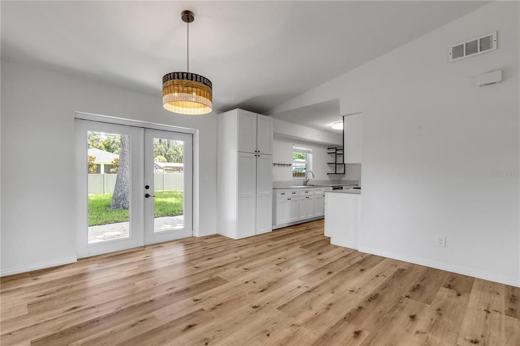 На продажу: $289,900 (3 спален, 2 ванн, 1288 Квадратных фут)