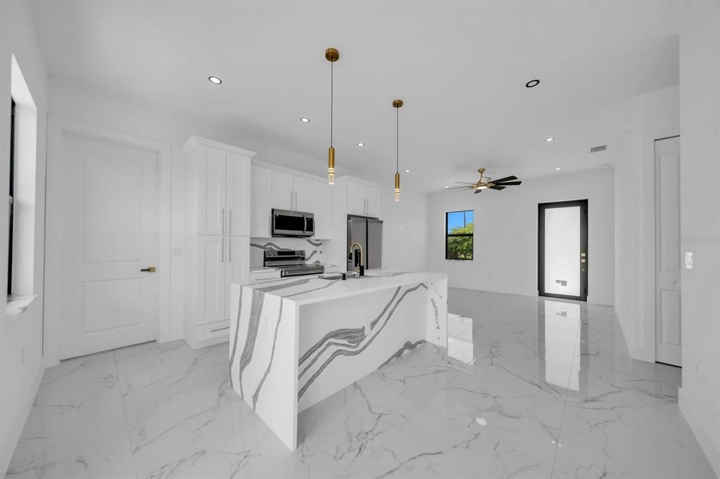For Sale: $275,000 (3 beds, 3 baths, 1057 Square Feet)