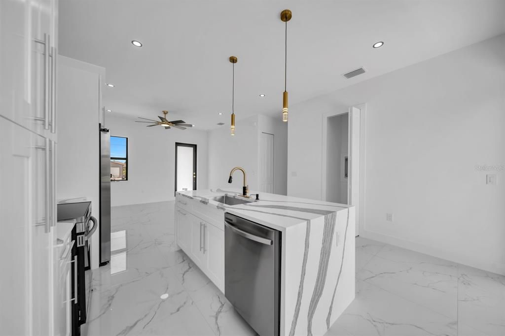 For Sale: $275,000 (3 beds, 3 baths, 1057 Square Feet)