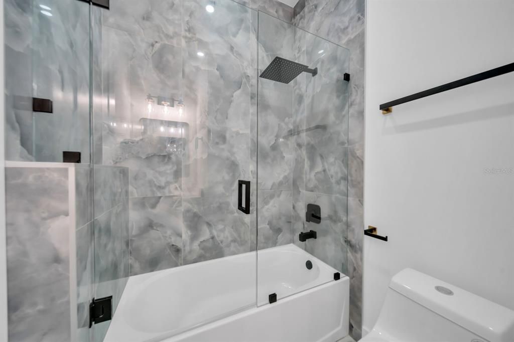 For Sale: $275,000 (3 beds, 3 baths, 1057 Square Feet)