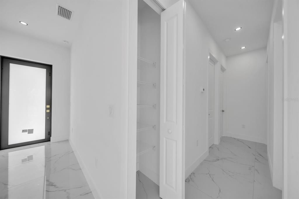 For Sale: $275,000 (3 beds, 3 baths, 1057 Square Feet)