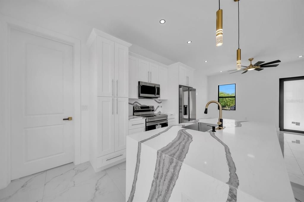 For Sale: $275,000 (3 beds, 3 baths, 1057 Square Feet)