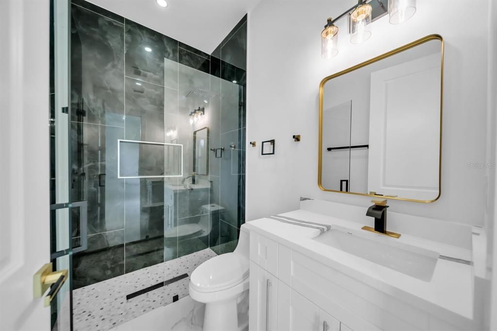 For Sale: $275,000 (3 beds, 3 baths, 1057 Square Feet)
