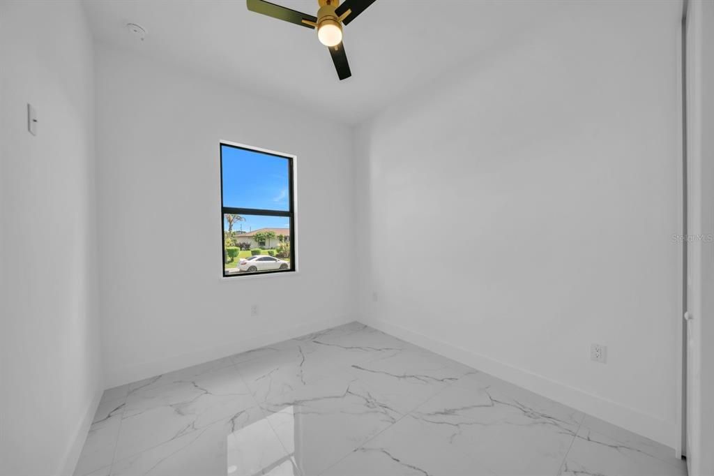 For Sale: $275,000 (3 beds, 3 baths, 1057 Square Feet)