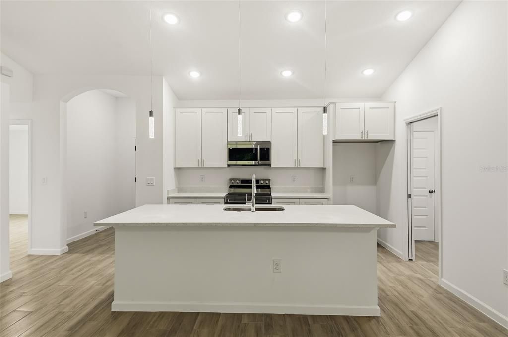 На продажу: $334,900 (4 спален, 2 ванн, 1747 Квадратных фут)