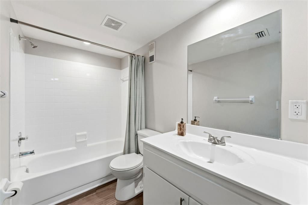 For Sale: $190,000 (2 beds, 2 baths, 1090 Square Feet)