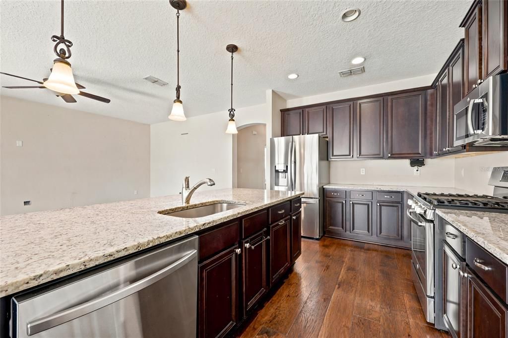 En Venta: $499,900 (4 camas, 3 baños, 2512 Pies cuadrados)