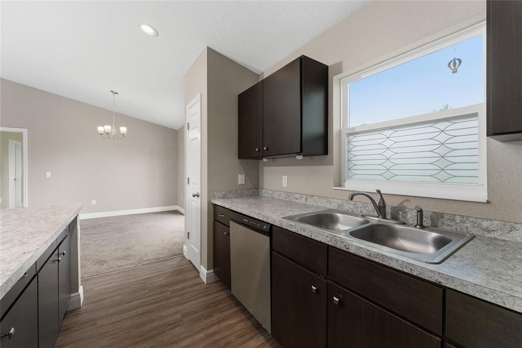 For Sale: $275,000 (3 beds, 2 baths, 1638 Square Feet)