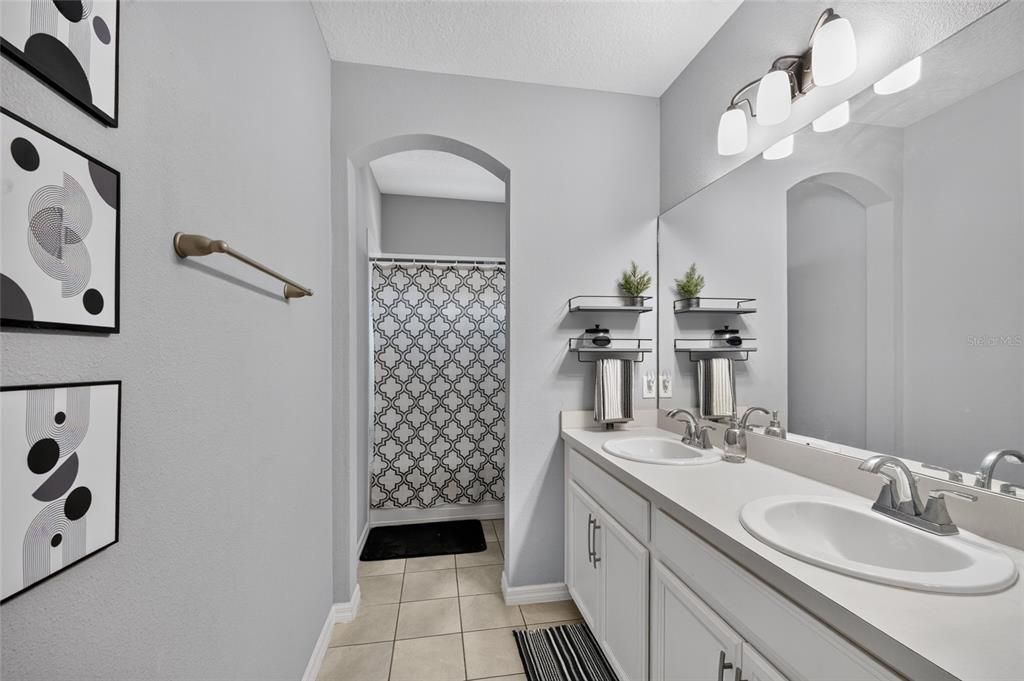 На продажу: $834,999 (7 спален, 4 ванн, 4704 Квадратных фут)