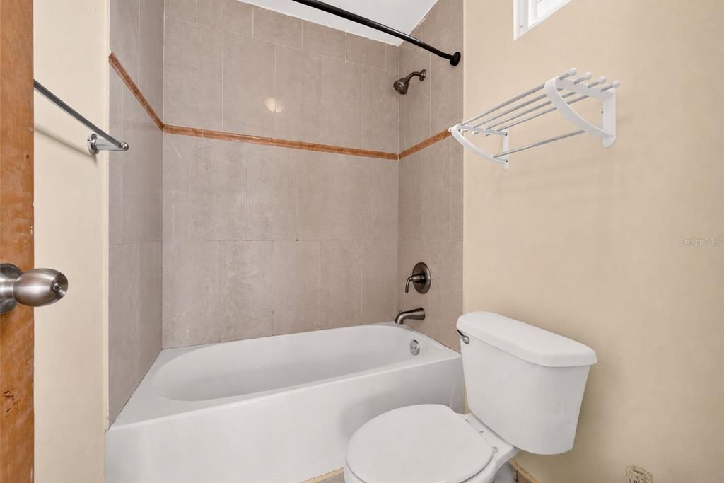 На продажу: $355,000 (4 спален, 2 ванн, 1915 Квадратных фут)
