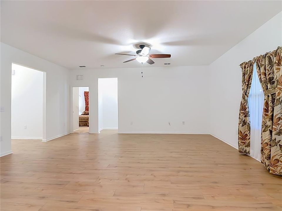 En Venta: $300,000 (4 camas, 2 baños, 1992 Pies cuadrados)