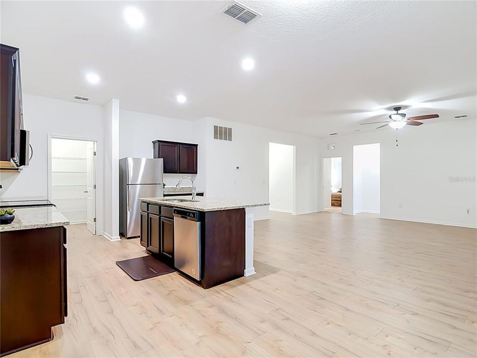 En Venta: $300,000 (4 camas, 2 baños, 1992 Pies cuadrados)