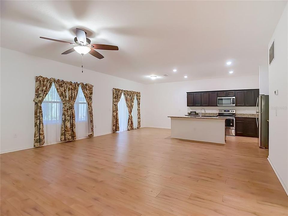 En Venta: $300,000 (4 camas, 2 baños, 1992 Pies cuadrados)