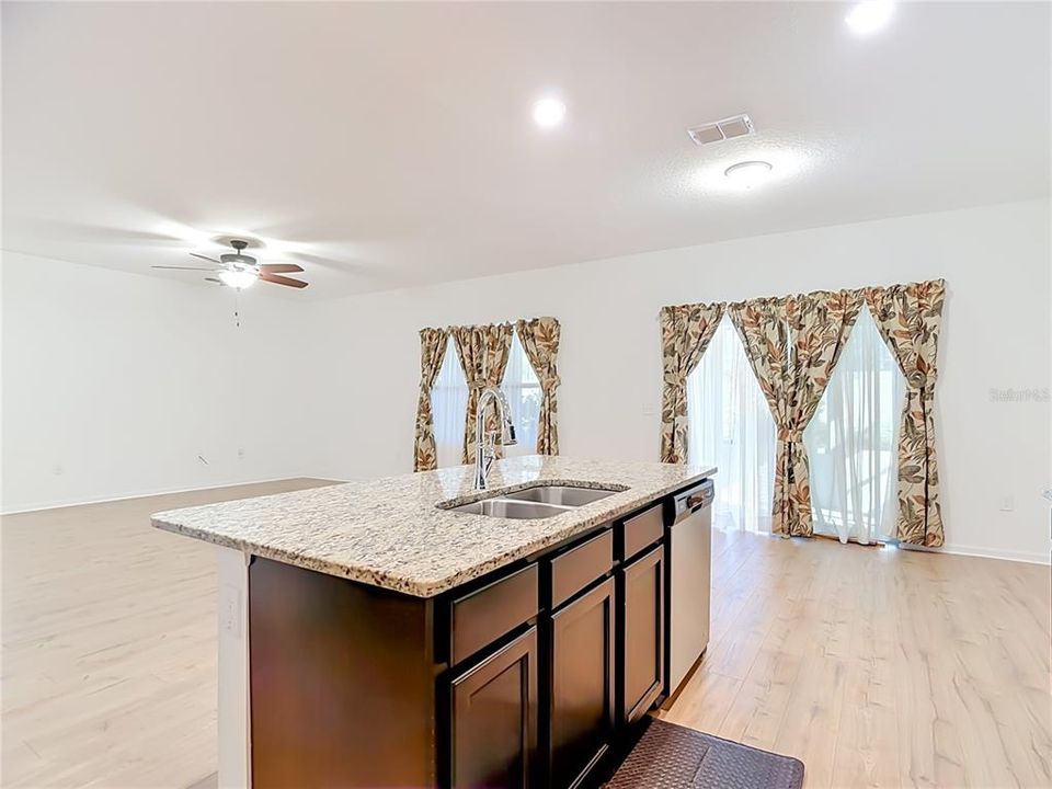 En Venta: $300,000 (4 camas, 2 baños, 1992 Pies cuadrados)