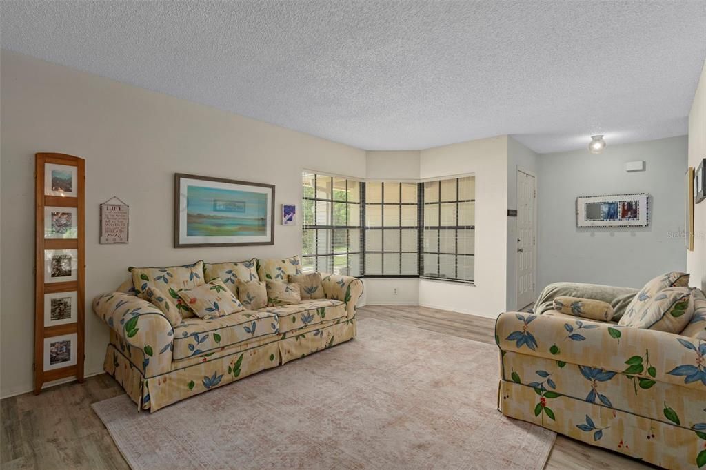 En Venta: $285,000 (3 camas, 2 baños, 1634 Pies cuadrados)