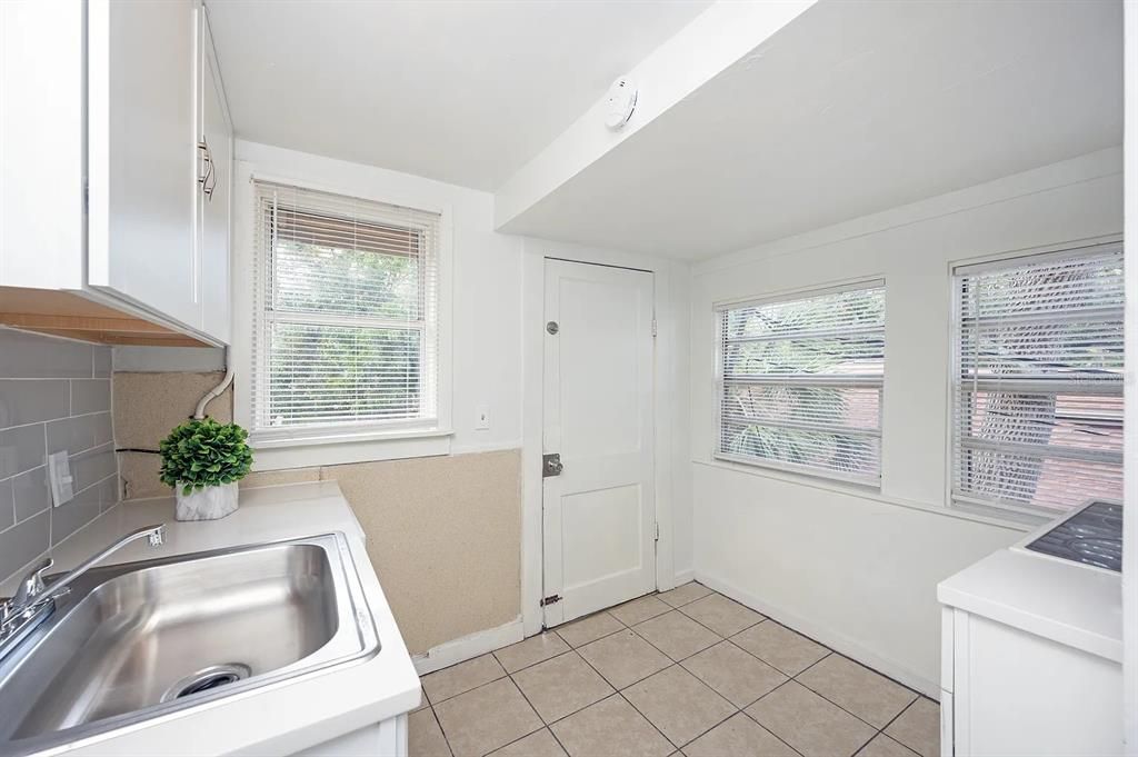 For Rent: $1,750 (3 beds, 1 baths, 2918 Square Feet)