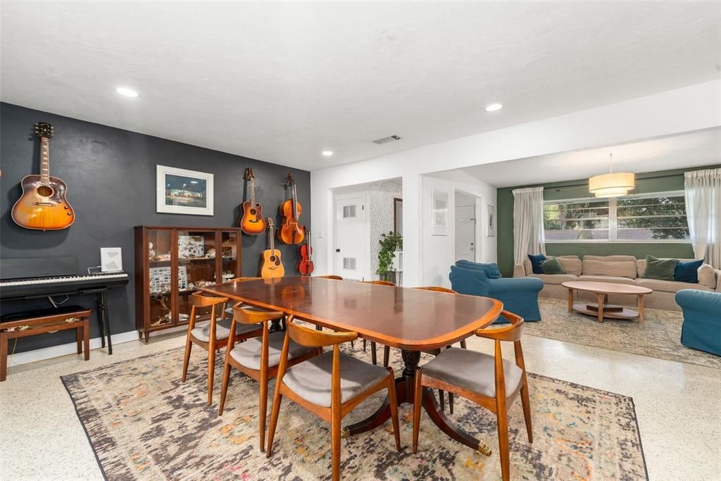 Activo con contrato: $350,000 (3 camas, 2 baños, 1652 Pies cuadrados)