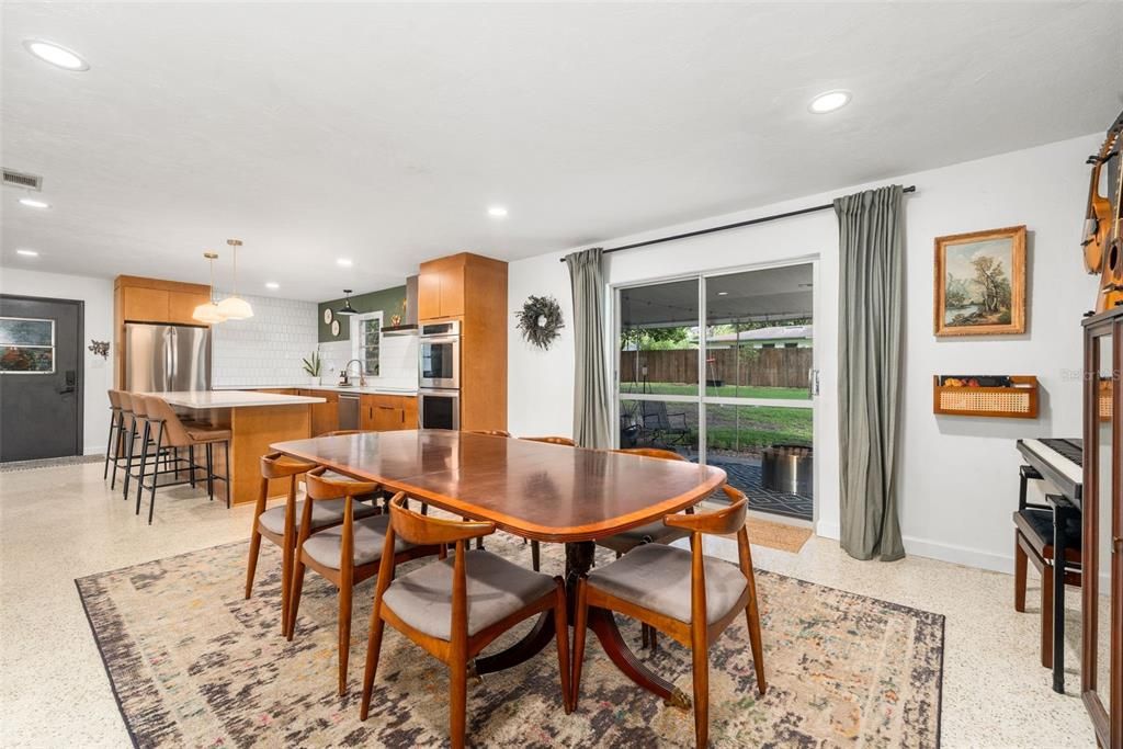 Activo con contrato: $350,000 (3 camas, 2 baños, 1652 Pies cuadrados)