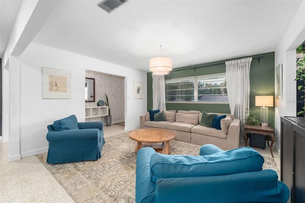 Activo con contrato: $350,000 (3 camas, 2 baños, 1652 Pies cuadrados)