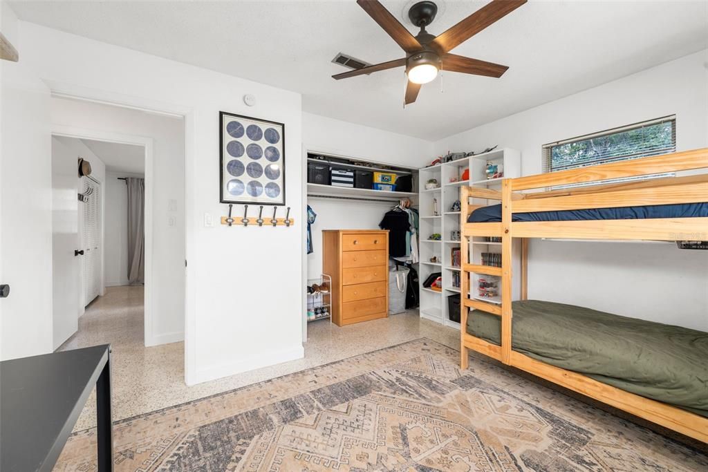Activo con contrato: $350,000 (3 camas, 2 baños, 1652 Pies cuadrados)