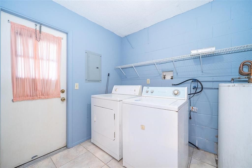 For Sale: $175,000 (2 beds, 2 baths, 1210 Square Feet)