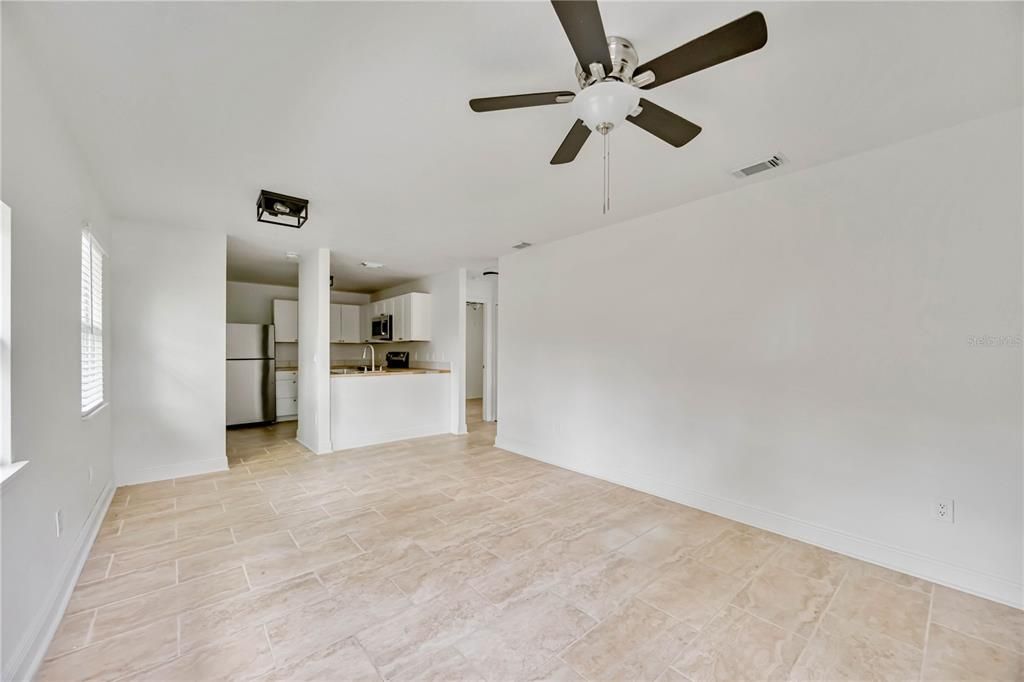 В аренду: $1,800 (2 спален, 1 ванн, 810 Квадратных фут)