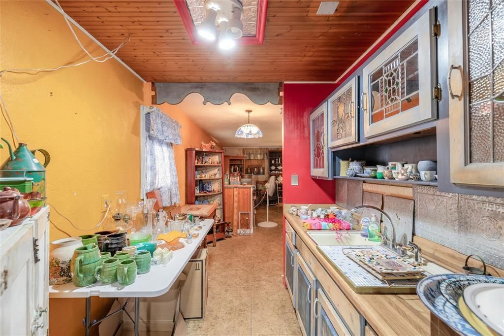 For Sale: $174,900 (2 beds, 1 baths, 1134 Square Feet)