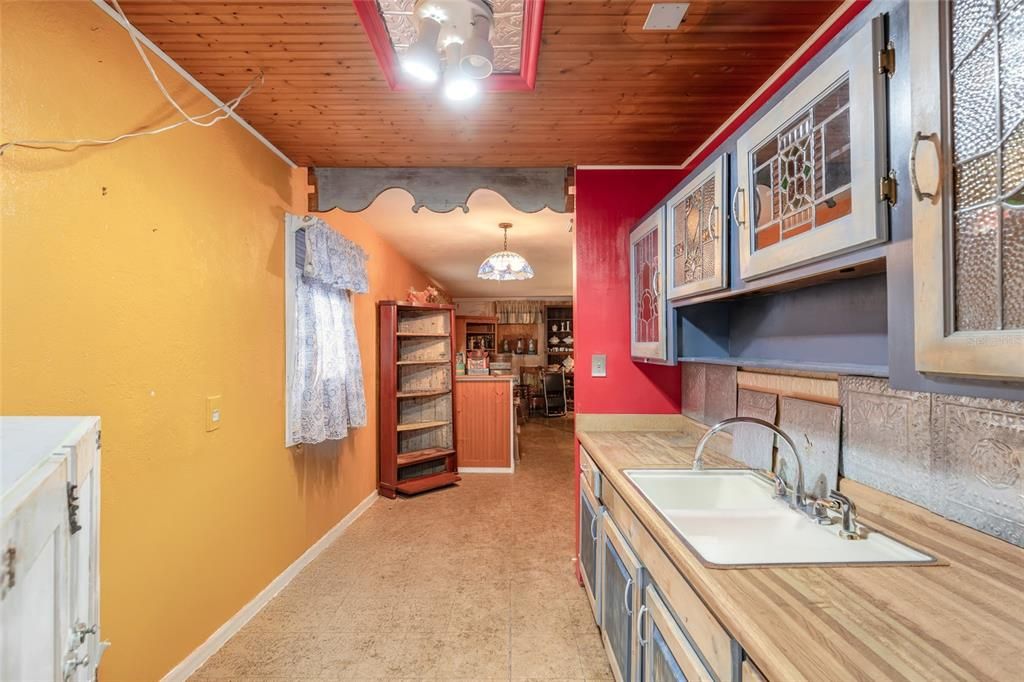 For Sale: $174,900 (2 beds, 1 baths, 1134 Square Feet)