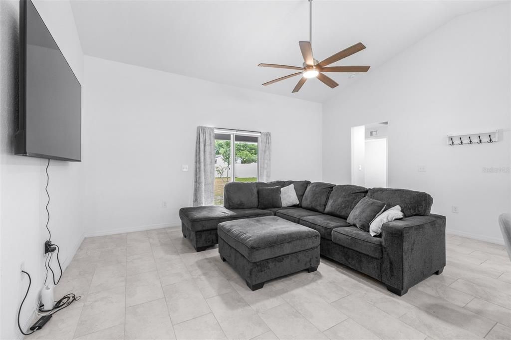 For Sale: $319,900 (3 beds, 2 baths, 1600 Square Feet)