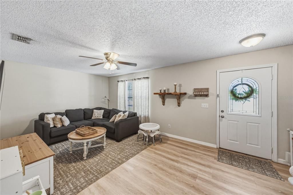 For Sale: $315,000 (3 beds, 2 baths, 1410 Square Feet)