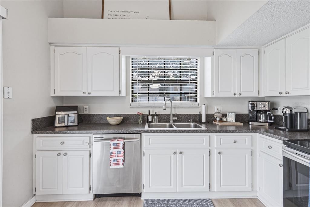 For Sale: $315,000 (3 beds, 2 baths, 1410 Square Feet)