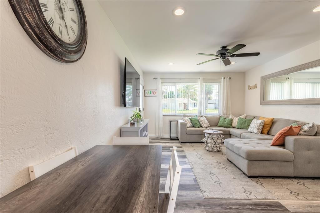 For Sale: $374,900 (2 beds, 1 baths, 970 Square Feet)