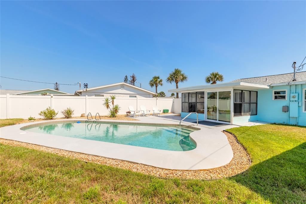 For Sale: $374,900 (2 beds, 1 baths, 970 Square Feet)
