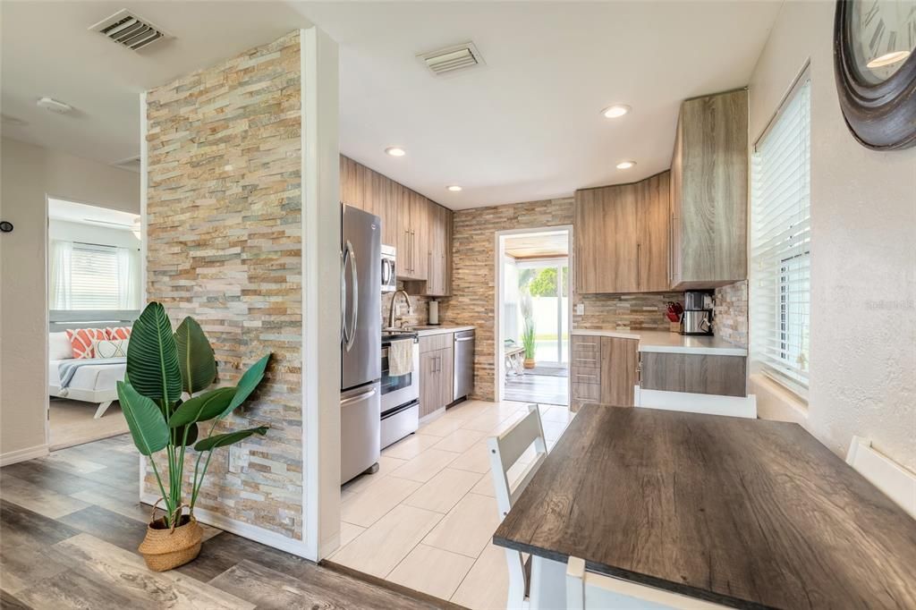 For Sale: $374,900 (2 beds, 1 baths, 970 Square Feet)