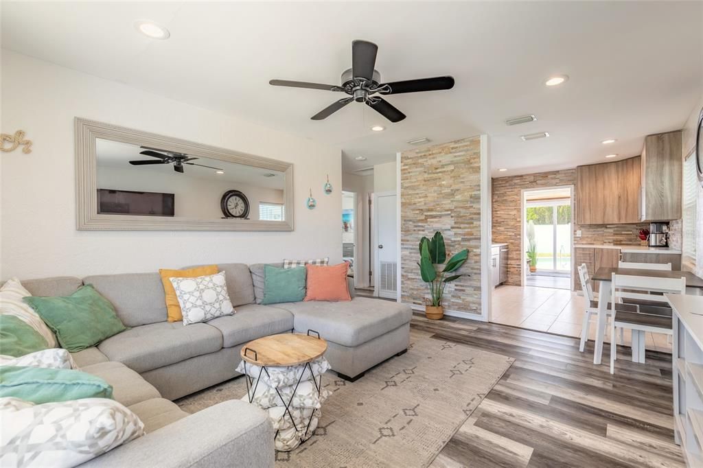 For Sale: $374,900 (2 beds, 1 baths, 970 Square Feet)