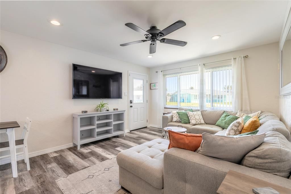 For Sale: $374,900 (2 beds, 1 baths, 970 Square Feet)