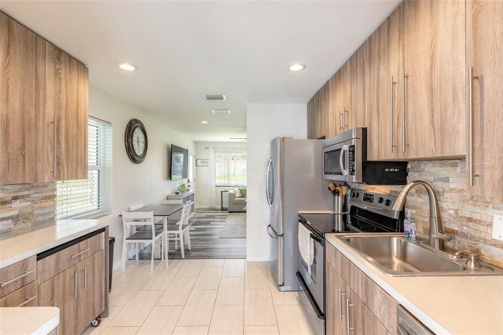 For Sale: $374,900 (2 beds, 1 baths, 970 Square Feet)