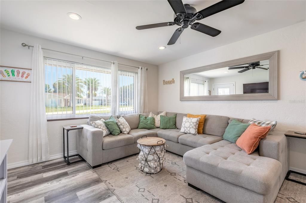 For Sale: $374,900 (2 beds, 1 baths, 970 Square Feet)